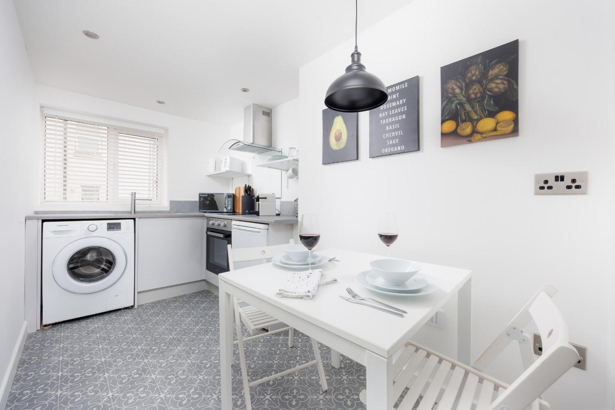 Boujis Central Plymouth Apartment - Sleeps 4 - Habita Property Exterior photo